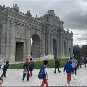 Niños y niñas de Primaria de Numont School visitando el Parque Europa en una salida escolar