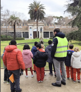 Estudiantes de Primaria de Numont School explorando el Jardín Botánico en una salida escolar