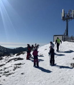 Estudiantes de Secundaria de Numont School durante una salida escolar a la nieve, compartiendo actividades al aire libre
