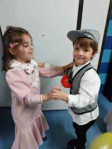 Niños vestidos de chulapos celebrando San Isidro en el colegio Numont.